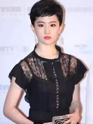 美女生活照(15位一眼萬年的短發(fā)美女，年輕時個個美到窒息，今有人網上求工作)
