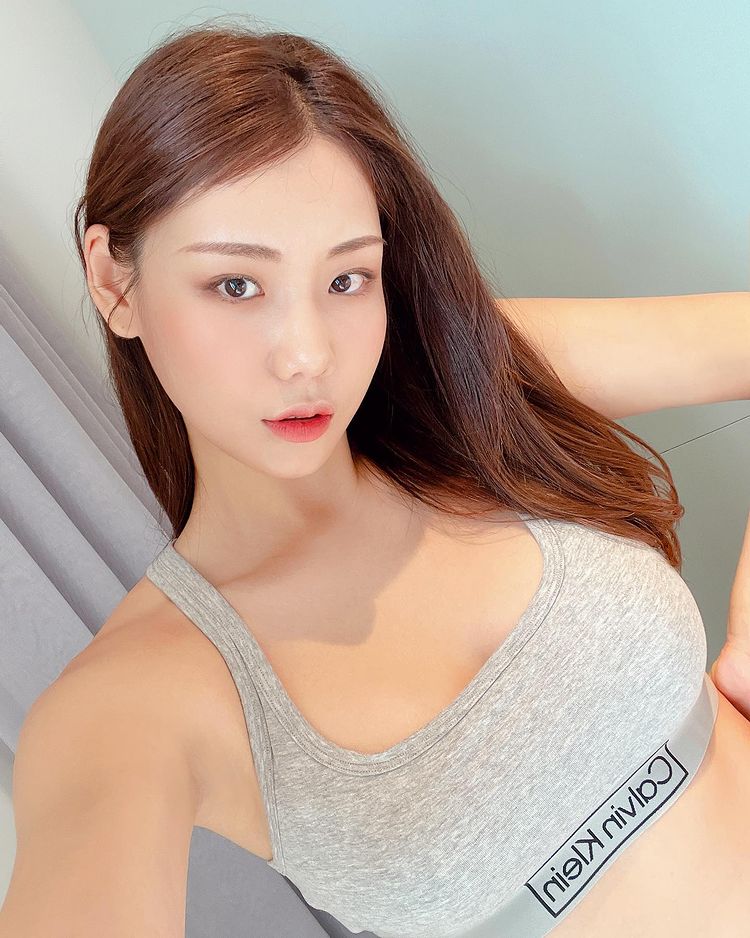 健身女神，性感身材，运动型内衣穿起来却很性感！