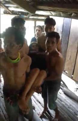 美女被綁架圖片(惡俗印尼女子被一群陌生男子綁走，強迫結(jié)婚，當?shù)卮迕窳曇詾槌?