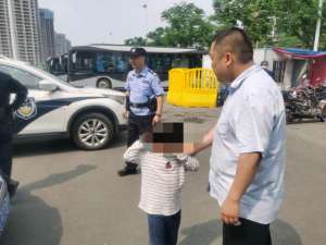 公交車女孩(迷糊女孩獨自上公交 暖心司機請民警為她找家人)