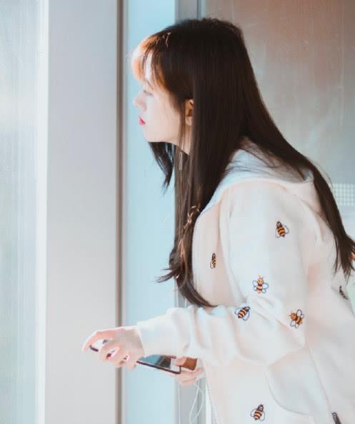 四千年美女鞠婧祎现机场,每个动作都让人心动,少女气息溢满屏幕