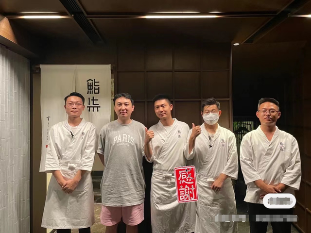 王思聰帶美女吃日料，頻繁換女伴效率高！4位美女穿著清涼露長腿