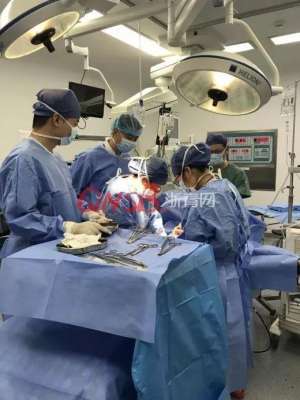 美女陰戶(16歲女孩卵巢破裂打開腹腔醫(yī)生驚呆了請?zhí)嵝焉磉吪宰⒁?