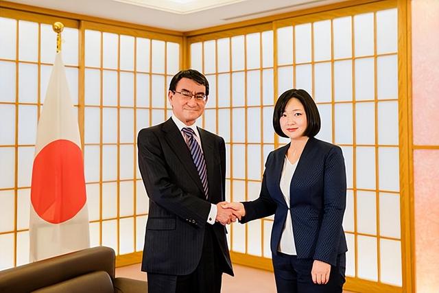 鳳凰駐日美女記者又惹爭議：借日本暗諷中國詐騙多？網(wǎng)友打臉
