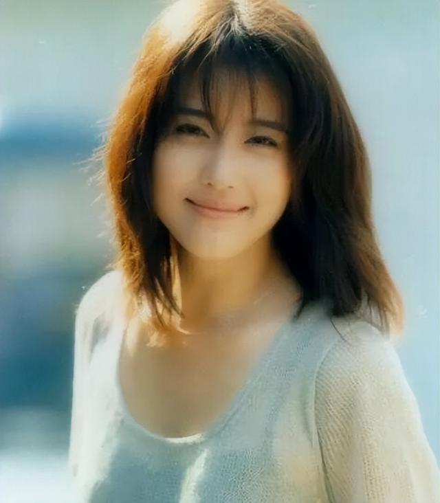 15位一眼万年的短发美女,年轻时个个美到窒息,今有人网上求工作