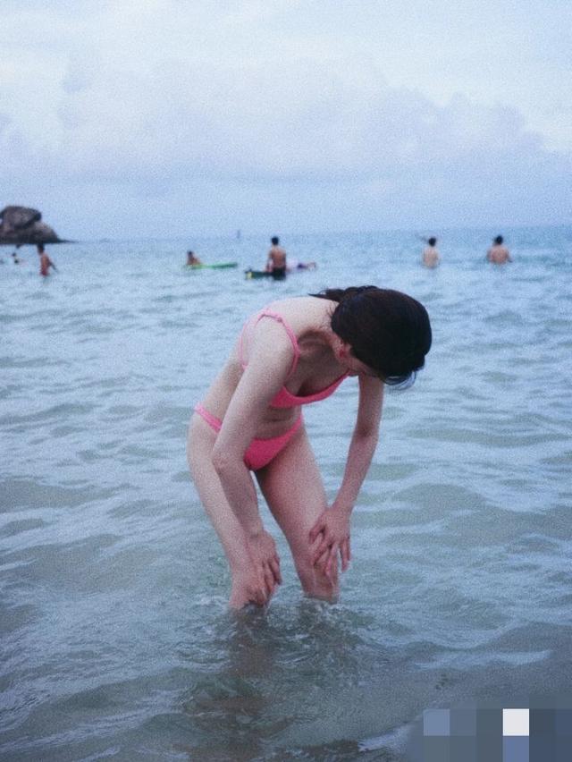 李梦穿粉色比基尼踩三轮车,皮肤白皙瘦而不柴,纯欲氛围拉满