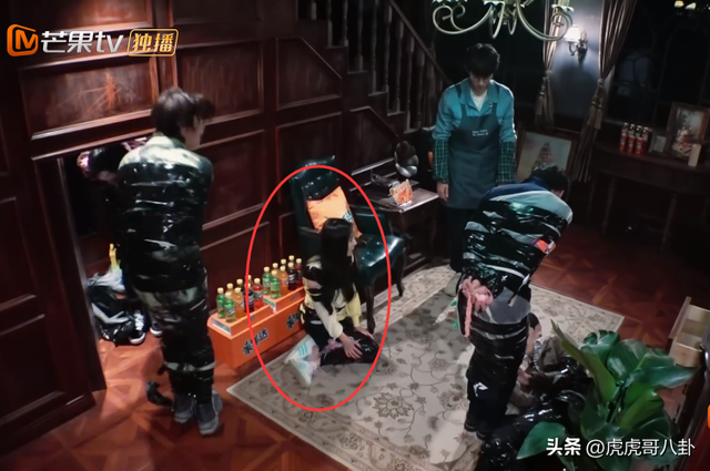 《密室》杨幂的“美人坐姿”火了!全身被胶带绑住的一刻,差点
