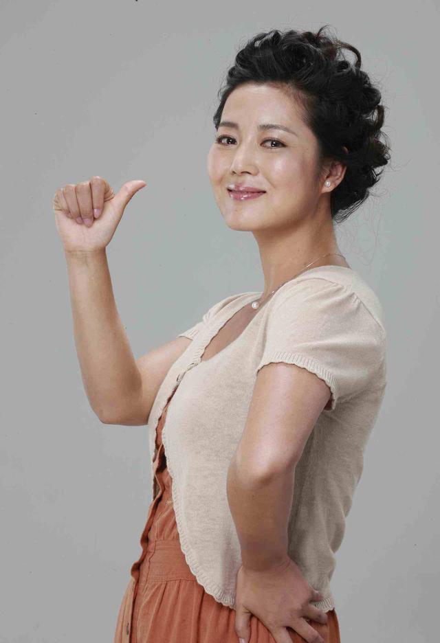 “农村一姐”王茜华:风光背后有心酸,二婚嫁导演苦尽甘来