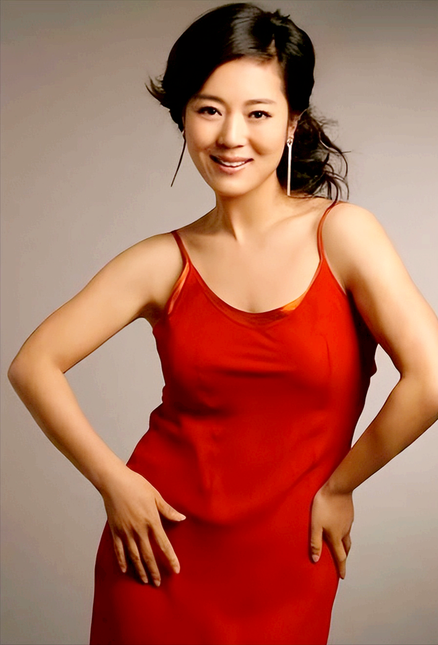 “农村一姐”王茜华:风光背后有心酸,二婚嫁导演苦尽甘来
