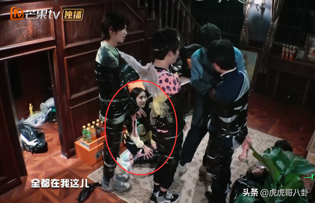 《密室》杨幂的“美人坐姿”火了!全身被胶带绑住的一刻,差点
