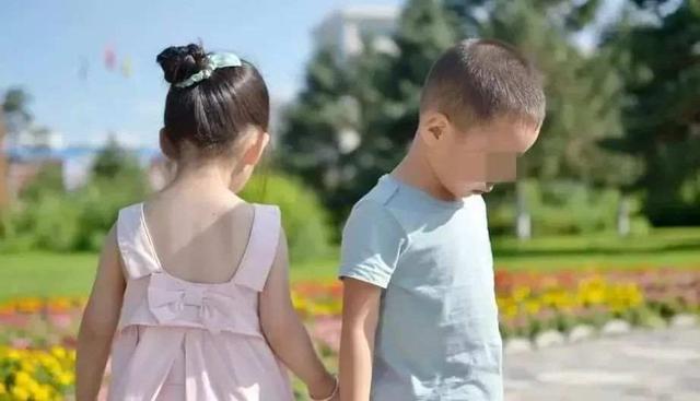 幼兒園小男孩親了小女孩一下，雙方媽媽反應(yīng)截然不同！網(wǎng)友吵翻了……
