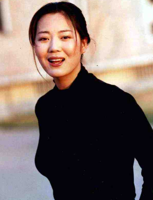 “农村一姐”王茜华:风光背后有心酸,二婚嫁导演苦尽甘来