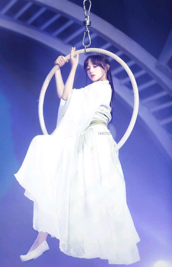 称作“童颜巨乳”的程潇,完美黄金比例,网友:是我遥不可及的梦