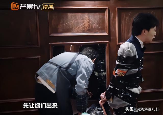 《密室》杨幂的“美人坐姿”火了!全身被胶带绑住的一刻,差点