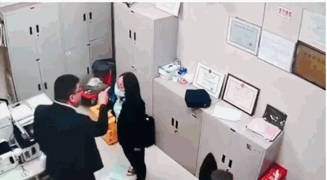 踹飞椅子,勾头拖拽,掌击胸部,上海“陈继志”暴打女同事惊人