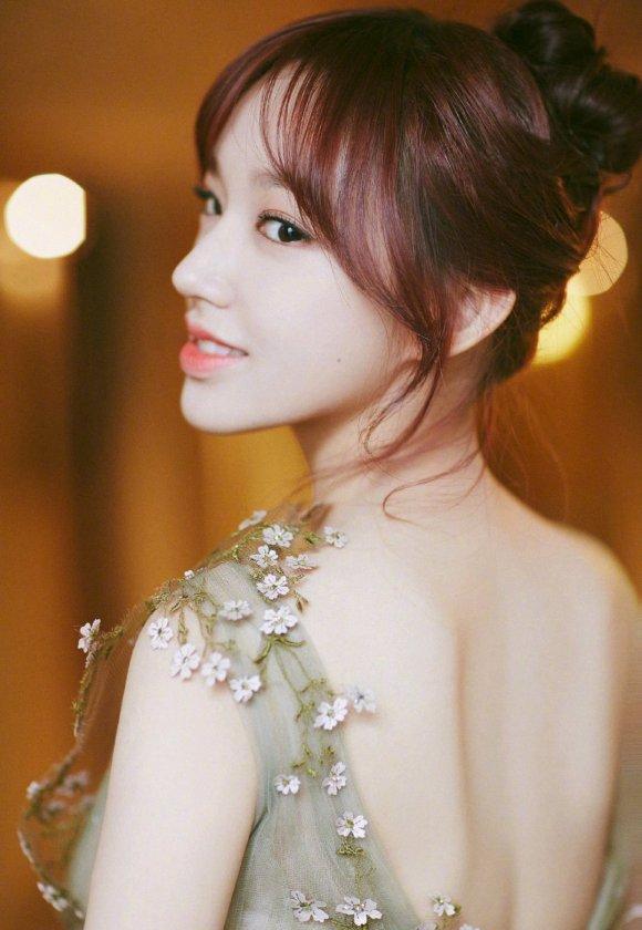 称作“童颜巨乳”的程潇,完美黄金比例,网友:是我遥不可及的梦