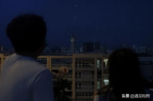 这4个“委婉”的举动,往往可以暗示男人:我喜欢你