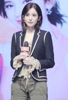 美女的腳丫子(跑男美女古力娜扎，從臉蛋到腳都是美，沒有任何的瑕疵)