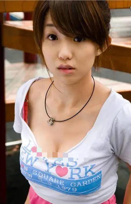 台综女星给狗洗澡,却被频繁拍胸部,画面多次走光,网友:故意的