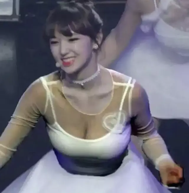 称作“童颜巨乳”的程潇,完美黄金比例,网友:是我遥不可及的梦