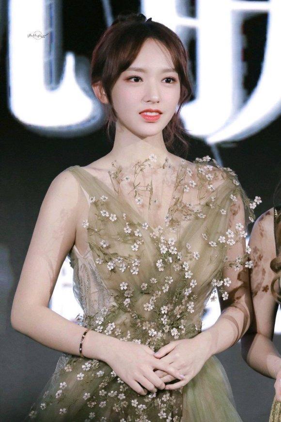 称作“童颜巨乳”的程潇,完美黄金比例,网友:是我遥不可及的梦