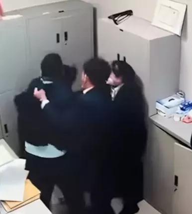踹飞椅子,勾头拖拽,掌击胸部,上海“陈继志”暴打女同事惊人