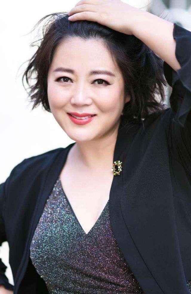 “农村一姐”王茜华:风光背后有心酸,二婚嫁导演苦尽甘来