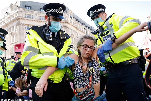 英美女赤裸上身人群中起舞,呼吁人们关注气候,父亲男友极力支持