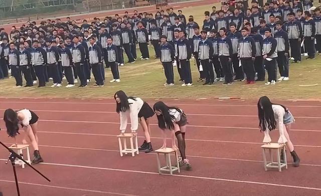 高校运动会上,女生黑丝短裙热舞惹争议,大一新生直言不好意思看