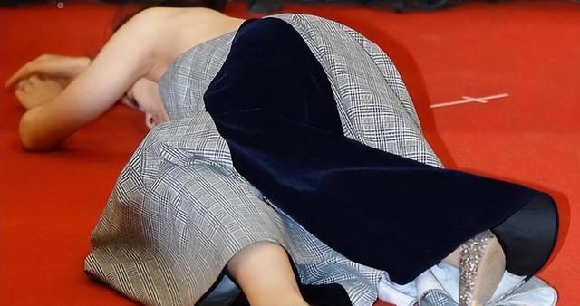 肩带崩断、裙下走光,这些女明星走红毯的社死瞬间,画面太尴尬了