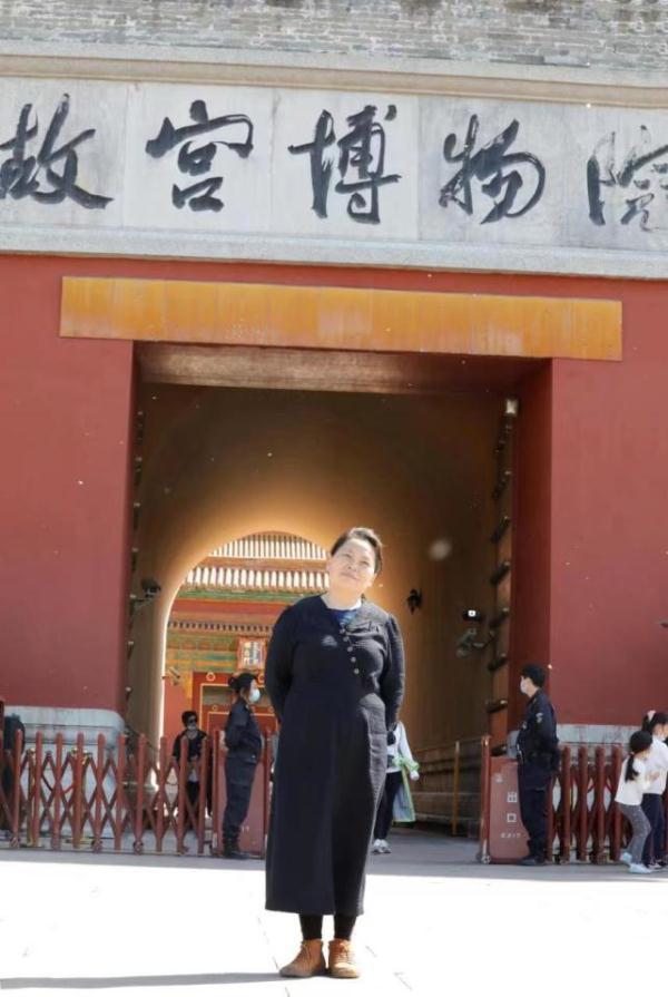 对话北京写字楼“清洁工画家”:拿拖把是为生计,拿画笔才是自己