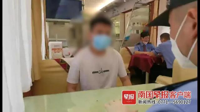 广西一男子在列车上跟“美女”视频裸聊!