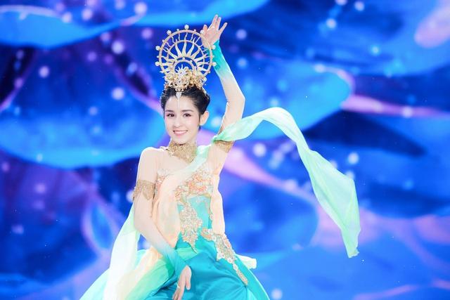 看腻了锥子脸、水蛇腰?7位新疆美人,告诉你什么叫异域风情