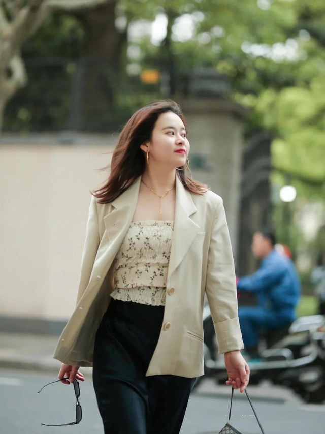 身高153、体重过百,靠会穿成功逆袭气质型美女,她的穿搭值得学