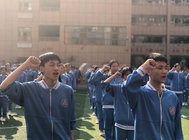 重庆八中美女校花走红,不禁联想到王俊凯,网友:难道想当明星?