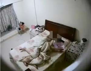 女生的房間(高中女生房間遭繼父裝攝像頭，怒罵自己母親，崩潰痛哭后想輕生)