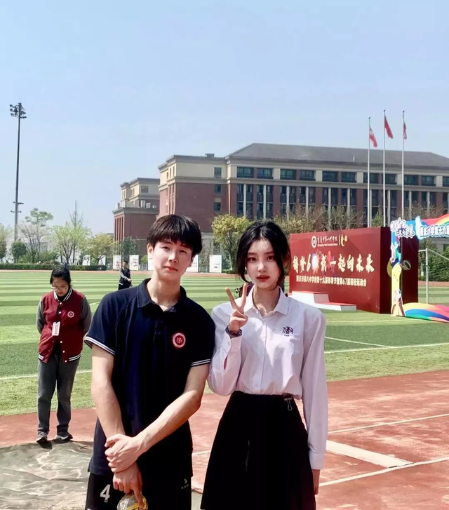 重庆八中美女校花走红,不禁联想到王俊凯,网友:难道想当明星?