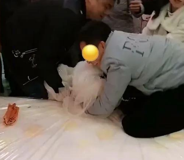 江苏大瓜!丰县某新娘被多位伴郎强吻打屁股,亲友解释:风俗而已