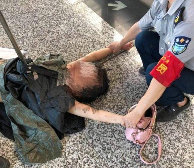 女子在輕軌上瘋狂撕咬陌生乘客，跪地舔食血跡，還脫光衣服……