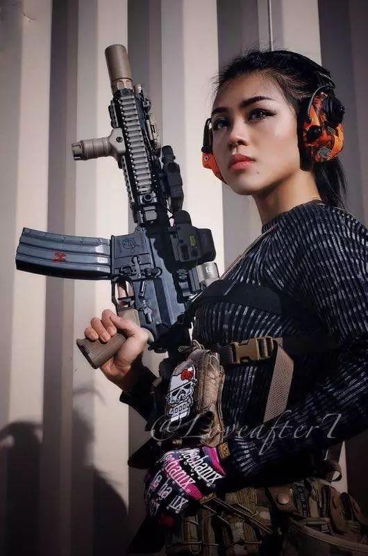 華人美女持槍狂射被人肉！顏值竟如此逆天！不做大哥的……