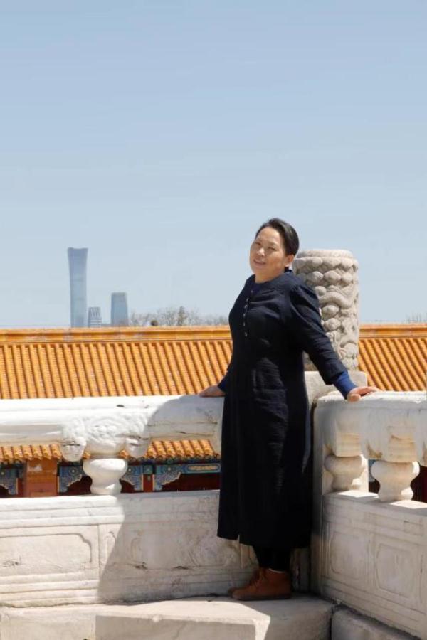 对话北京写字楼“清洁工画家”:拿拖把是为生计,拿画笔才是自己