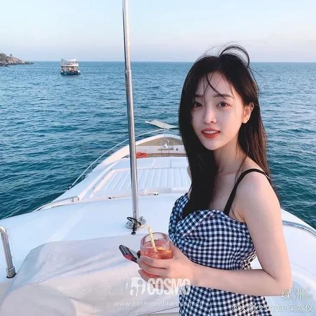 穿细吊带的女孩，迷人都不着痕迹