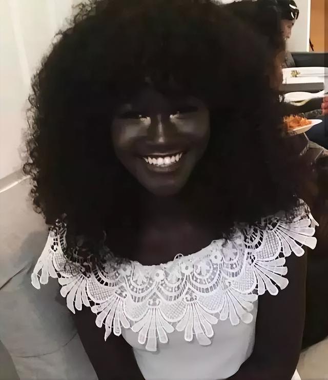 世界上最黑的女人：全身黑得發(fā)亮，從小被嘲笑，逆襲成了最美模特