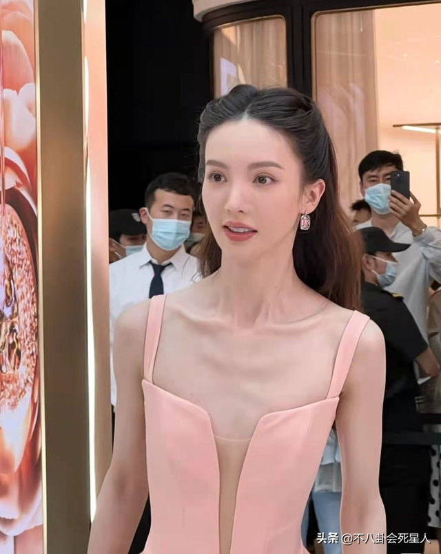 看脸绝美,身材却干瘪,排骨胸,五五分,这10位女星太可惜了