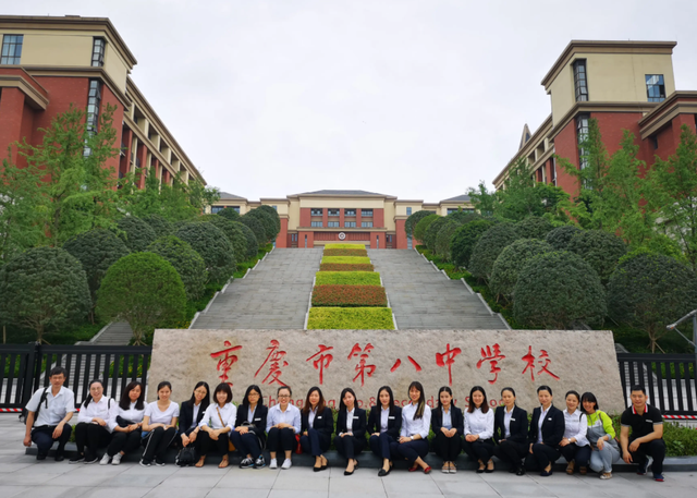 重庆八中美女校花走红,不禁联想到王俊凯,网友:难道想当明星?