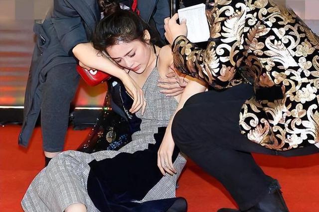 肩带崩断、裙下走光,这些女明星走红毯的社死瞬间,画面太尴尬了