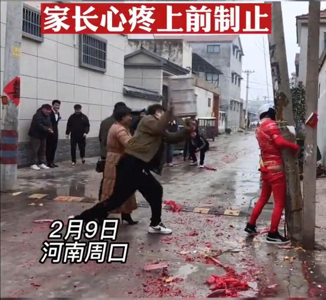 江苏大瓜!丰县某新娘被多位伴郎强吻打屁股,亲友解释:风俗而已