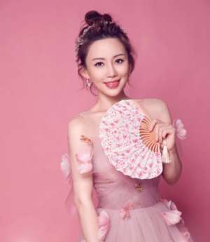 臺(tái)球美女(山東美女，打臺(tái)球成為世界冠軍，身家超10億元，40歲還沒(méi)有結(jié)婚)