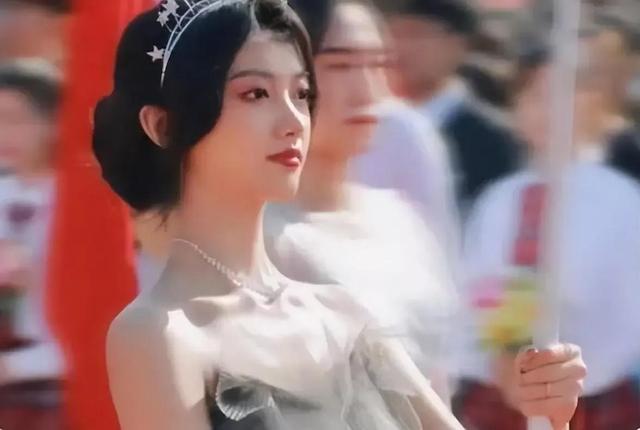 高校运动会上,女生黑丝短裙热舞惹争议,大一新生直言不好意思看