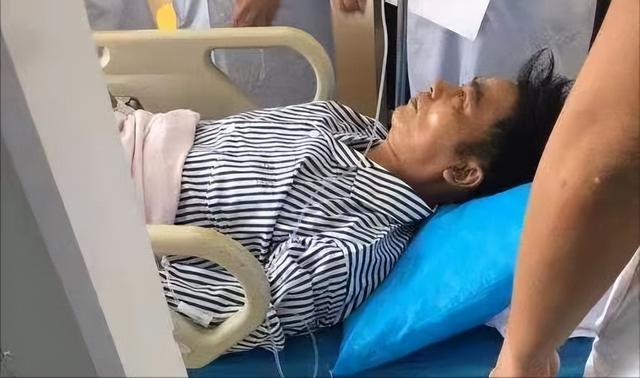 肩带崩断、裙下走光,这些女明星走红毯的社死瞬间,画面太尴尬了